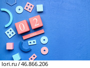 Дата Всемирного дня распространения информации об аутизме с бэби-блоками на синем фоне. Стоковое фото, фотограф Pixel_shot / Фотобанк Лори