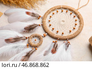 Ловец снов на светлом фоне крупным планом. Стоковое фото, фотограф Pixel_shot / Фотобанк Лори