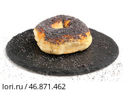 Сланцевая доска с вкусным бубликом с маком на светлом фоне, крупным планом. Стоковое фото, фотограф Pixel_shot / Фотобанк Лори