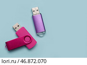 Красочные флешки на цветном фоне. Стоковое фото, фотограф Pixel_shot / Фотобанк Лори
