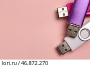Флешки на розовом фоне. Стоковое фото, фотограф Pixel_shot / Фотобанк Лори