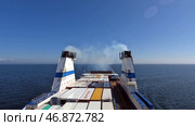 Палуба парома с контейнерами. Судно плывет по Балтийскому морю. Май. Ferry deck with containers. The ship is sailing in the Baltic Sea. May. Стоковое видео, видеограф Горшков Александр / Фотобанк Лори