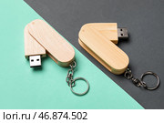 Деревянные флешки на бирюзово-черном фоне. Стоковое фото, фотограф Pixel_shot / Фотобанк Лори