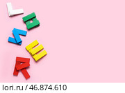 Слово LOOSER из разноцветных блоков на розовом фоне. Стоковое фото, фотограф Pixel_shot / Фотобанк Лори