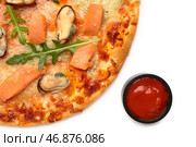 Вкусная пицца из морепродуктов и соус на белом фоне крупным планом. Стоковое фото, фотограф Pixel_shot / Фотобанк Лори