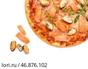 Вкусная пицца из морепродуктов и ингредиенты на белом фоне, крупным планом. Стоковое фото, фотограф Pixel_shot / Фотобанк Лори