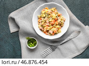 Чаша вкусного салата Оливье на темном фоне. Стоковое фото, фотограф Pixel_shot / Фотобанк Лори