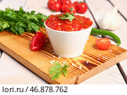Доска с миской вкусного соуса сальса и ингредиентами на белом деревянном столе. Стоковое фото, фотограф Pixel_shot / Фотобанк Лори