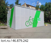 Велопаркинг. 9-я Парковая улица. Район Измайлово. Город Москва (2024 год). Редакционное фото, фотограф lana1501 / Фотобанк Лори