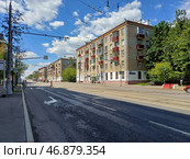 Пятиэтажный четырёхподъездный кирпичный жилой дом серии I-410(САКБ). Построен в 1958 году. Первомайская улица, 121. Москва (2024 год). Редакционное фото, фотограф lana1501 / Фотобанк Лори