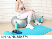 Спортивная женщина тренируется с гантелями на фитболе в тренажерном зале. Стоковое фото, фотограф Pixel_shot / Фотобанк Лори