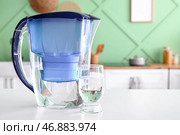 Современный фильтрующий кувшин и стакан с водой на столе в кухне. Стоковое фото, фотограф Pixel_shot / Фотобанк Лори