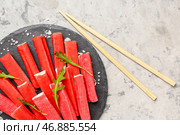 Грифельная доска с вкусными крабовыми палочками на фоне гранж, крупным планом. Стоковое фото, фотограф Pixel_shot / Фотобанк Лори