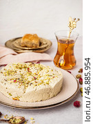Тарелка вкусной халвы тахини с фисташками на светлом фоне. Стоковое фото, фотограф Pixel_shot / Фотобанк Лори