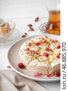 Тарелка вкусной тахини халвы с фисташками на светлом фоне, крупным планом. Стоковое фото, фотограф Pixel_shot / Фотобанк Лори