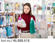 store visitor chooses a fabric softener. Стоковое фото, фотограф Яков Филимонов / Фотобанк Лори