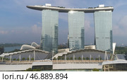 Singapore - 25 September 2018: Close up for Marina Bay Sands, Singapore and wonderful cityscape in sunny day. Редакционное фото, фотограф David Kashakhi / Фотобанк Лори