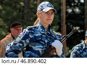 Присяга курсантов МВД. Молодая девушка с автоматом в полицейской форме. (2019 год). Редакционное фото, фотограф Евгений Зимин / Фотобанк Лори