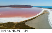 Natural background with salt crystals on the lake of unusual bright color in a summer sunny day. Стоковое фото, фотограф David Kashakhi / Фотобанк Лори