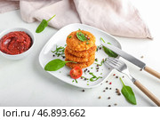 Тарелка с вкусными котлетами из чечевицы на светлом фоне. Стоковое фото, фотограф Pixel_shot / Фотобанк Лори