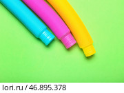 Поп-тубы на зеленом фоне. Стоковое фото, фотограф Pixel_shot / Фотобанк Лори