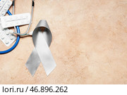 Лента информирования о болезни Паркинсона со стетоскопом и таблетками на гранж-фоне. Стоковое фото, фотограф Pixel_shot / Фотобанк Лори