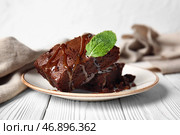 Тарелка с кусочками вкусного шоколадного брауни на столе. Стоковое фото, фотограф Pixel_shot / Фотобанк Лори