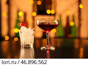 Стакан вкусного коктейля «Манхэттен» на столе в баре. Стоковое фото, фотограф Pixel_shot / Фотобанк Лори