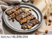 Поднос с вкусными шоколадно-ореховыми батончиками на фоне гранж. Стоковое фото, фотограф Pixel_shot / Фотобанк Лори