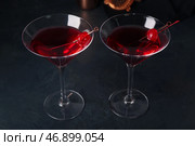 Бокалы вкусного коктейля Манхэттен на черном фоне. Стоковое фото, фотограф Pixel_shot / Фотобанк Лори