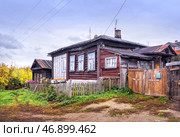Деревянные дома и цветы, Муром, Владимирская область (2012 год). Стоковое фото, фотограф Baturina Yuliya / Фотобанк Лори