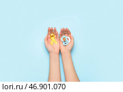 Женские руки с золотой лентой осознания и соской на синем фоне. Международный день защиты от рака. Стоковое фото, фотограф Pixel_shot / Фотобанк Лори