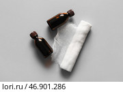Флаконы с йодом и марлевый валик на сером фоне. Стоковое фото, фотограф Pixel_shot / Фотобанк Лори
