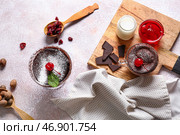 Стеклянная миска и чашка с вкусным шоколадным пирожным на светлом фоне. Стоковое фото, фотограф Pixel_shot / Фотобанк Лори