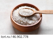 Деревянная миска с морской солью и ложкой на светлом фоне, крупным планом. Стоковое фото, фотограф Pixel_shot / Фотобанк Лори