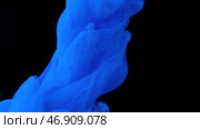 Close up of beautiful blue paint flowing underwater. Стоковое фото, фотограф David Kashakhi / Фотобанк Лори