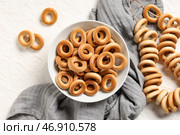 Миска и веревка с вкусными бубликами на светлом фоне. Стоковое фото, фотограф Pixel_shot / Фотобанк Лори