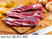 Raw beef brisket served at table. Стоковое фото, фотограф Яков Филимонов / Фотобанк Лори
