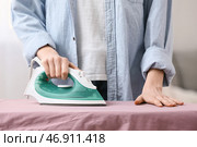 Женщина гладит чистую одежду дома. Стоковое фото, фотограф Pixel_shot / Фотобанк Лори