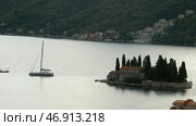 A beautiful bird's-eye view of the landscape.Creative.View from the height of the sea and the mountains on which the resort houses are built and beautiful sails floating around everything. Стоковое фото, фотограф David Kashakhi / Фотобанк Лори