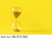 Песочные часы на желтом фоне. Концепция управления временем. Стоковое фото, фотограф Pixel_shot / Фотобанк Лори