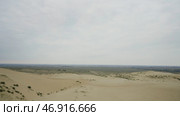 The desert against the white sky behind the big slightly green mountains and all in the sand. Стоковое фото, фотограф David Kashakhi / Фотобанк Лори