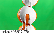 Stock clip.Fresh oranges on which sugar white mousse is poured. Стоковое фото, фотограф David Kashakhi / Фотобанк Лори