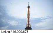 Many tourists sit on lawn and enjoy beautiful view of shining Eiffel tower in evening in summer. Стоковое фото, фотограф David Kashakhi / Фотобанк Лори
