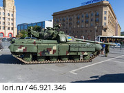 Трофейный украинский танк Т-64БМ «Булат» выпуска 2017 года, захвачен при освобождении города Авдеевка ДНР в 2024 году. Площадь Павших Борцов, Волгоград, Россия. Редакционное фото, фотограф Андрей Цыганков / Фотобанк Лори