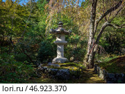 Stone Lantern (ishi-dore) in the Japanese garden of the Tenryu-ji Buddhist Temple on a sunny autumn day, Kyoto, Ukyo Ward, Japan. Стоковое фото, фотограф Ula Ulachka / Фотобанк Лори
