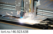 Industrial plasma machine cutting of metal plate. Стоковое фото, фотограф David Kashakhi / Фотобанк Лори