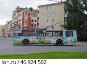 Троллейбус ЗиУ-682В [В00] №173, Йошкар-Ола, Марий Эл (фото с "проводкой" - смазанный задний фон из-за движения объекта) (2020 год). Редакционное фото, фотограф Алексей Иванов / Фотобанк Лори