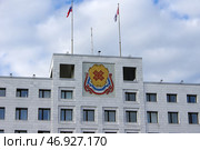 Герб республики Марий Эл образца 2006—2011 годов на здании правительства республики, Йошкар-Ола, Ленинский проспект, 29 (2020 год). Редакционное фото, фотограф Алексей Иванов / Фотобанк Лори