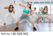 Teenage girl practicing hip-hop movements during group dance class. Стоковое фото, фотограф Яков Филимонов / Фотобанк Лори